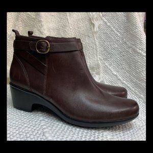 Clarks size 11 like new brown boots